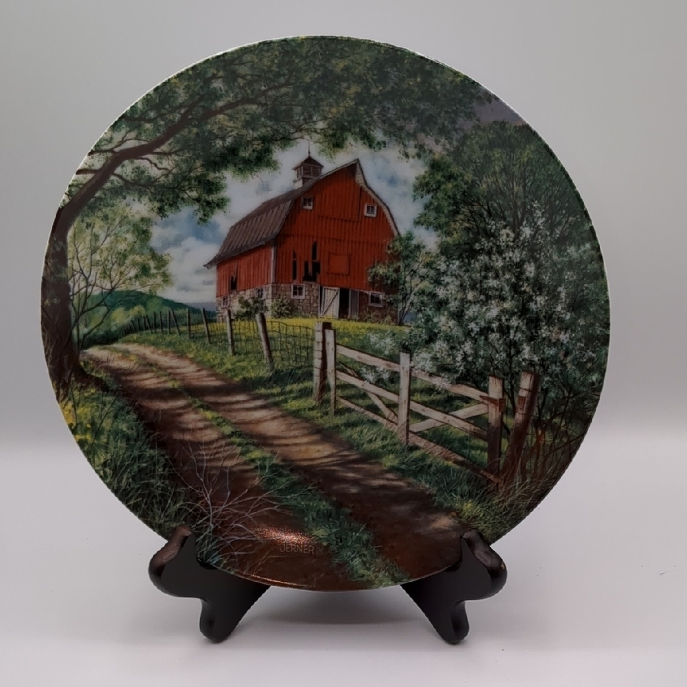 The Bradford Exchange Red Barn Decorative Plate